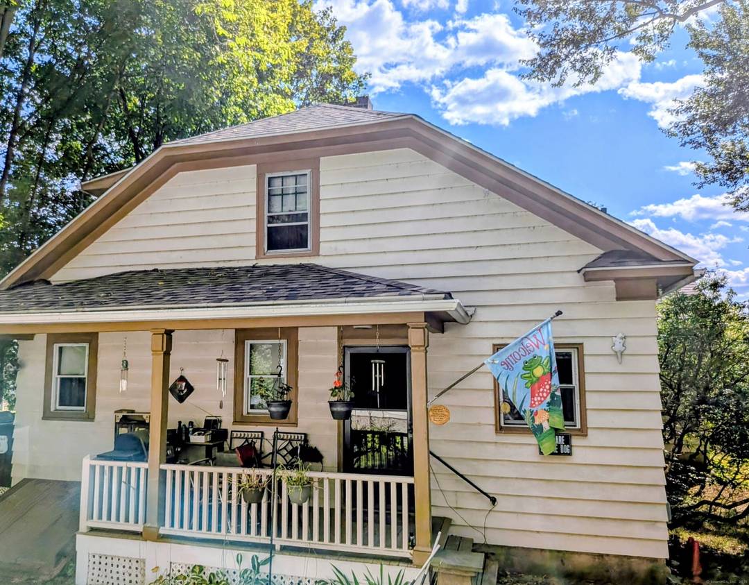 Beautifully Maintained Home in Seymour This stunning three bedroom, two bathroom home in Seymour, is ready for you to move in !