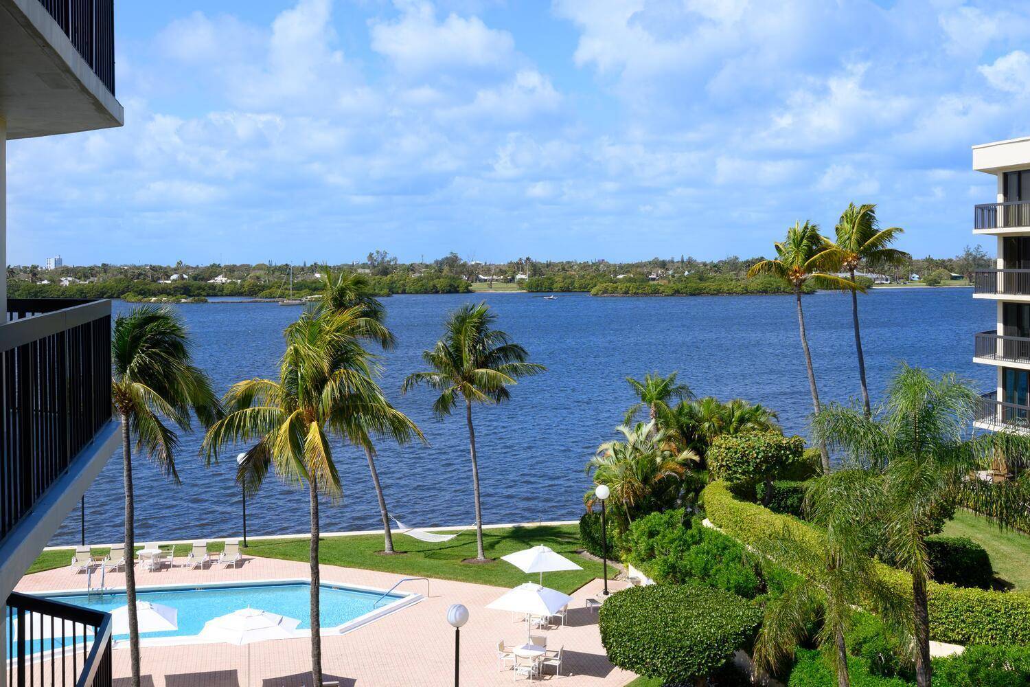 Stunning, luxury condo in Palm Beach !