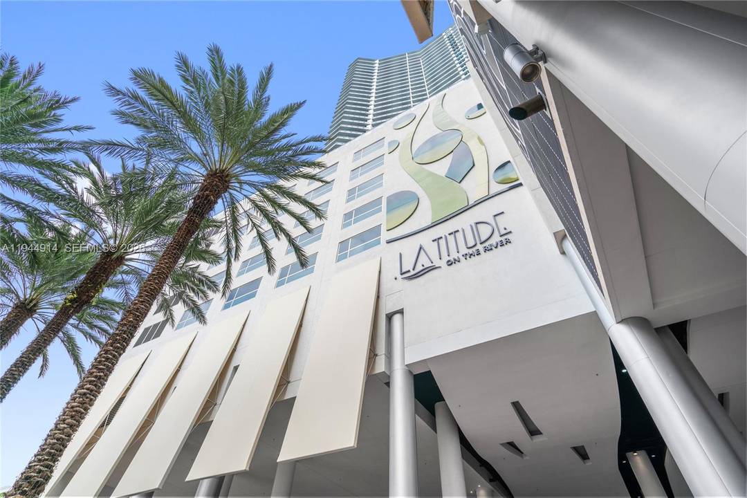 BEST VIEW AT LATITUDE ON THE RIVER !