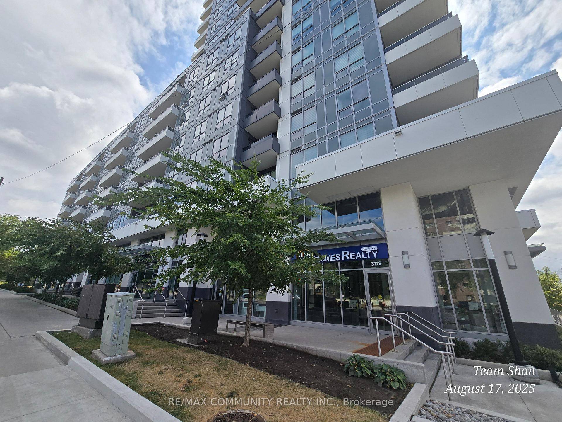 Welcome to this Bright amp ; Spacious 1 1 Bedroom Condo with Parking 585 sq.