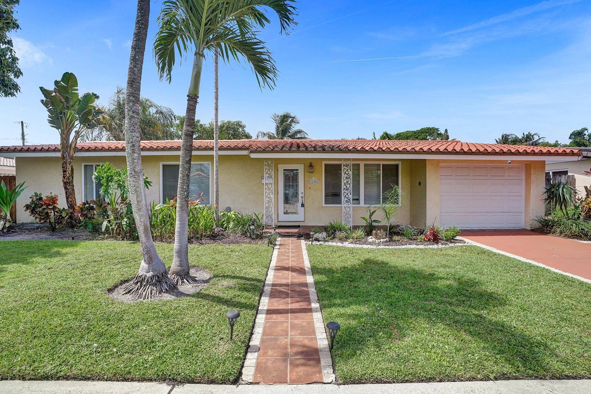 Fully furnished, delightful, spacious 4 bedroom, 2 bathroom home in ''The Cove'', within walking distance to the beach.