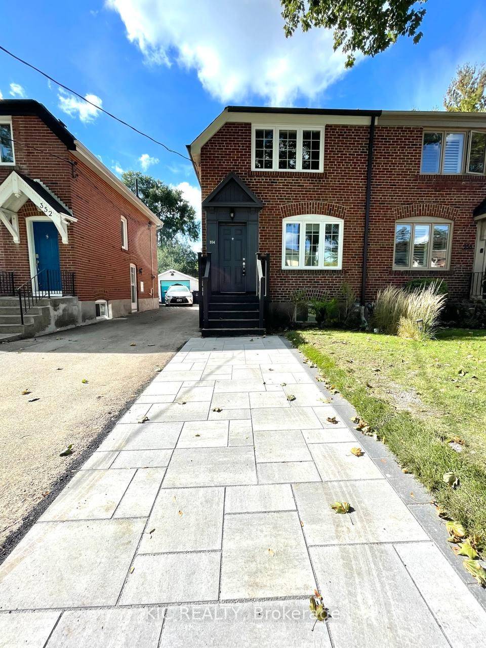 Fabulous 2 Bed 2 Bath Light Filled Home In Prime North Leaside Location.
