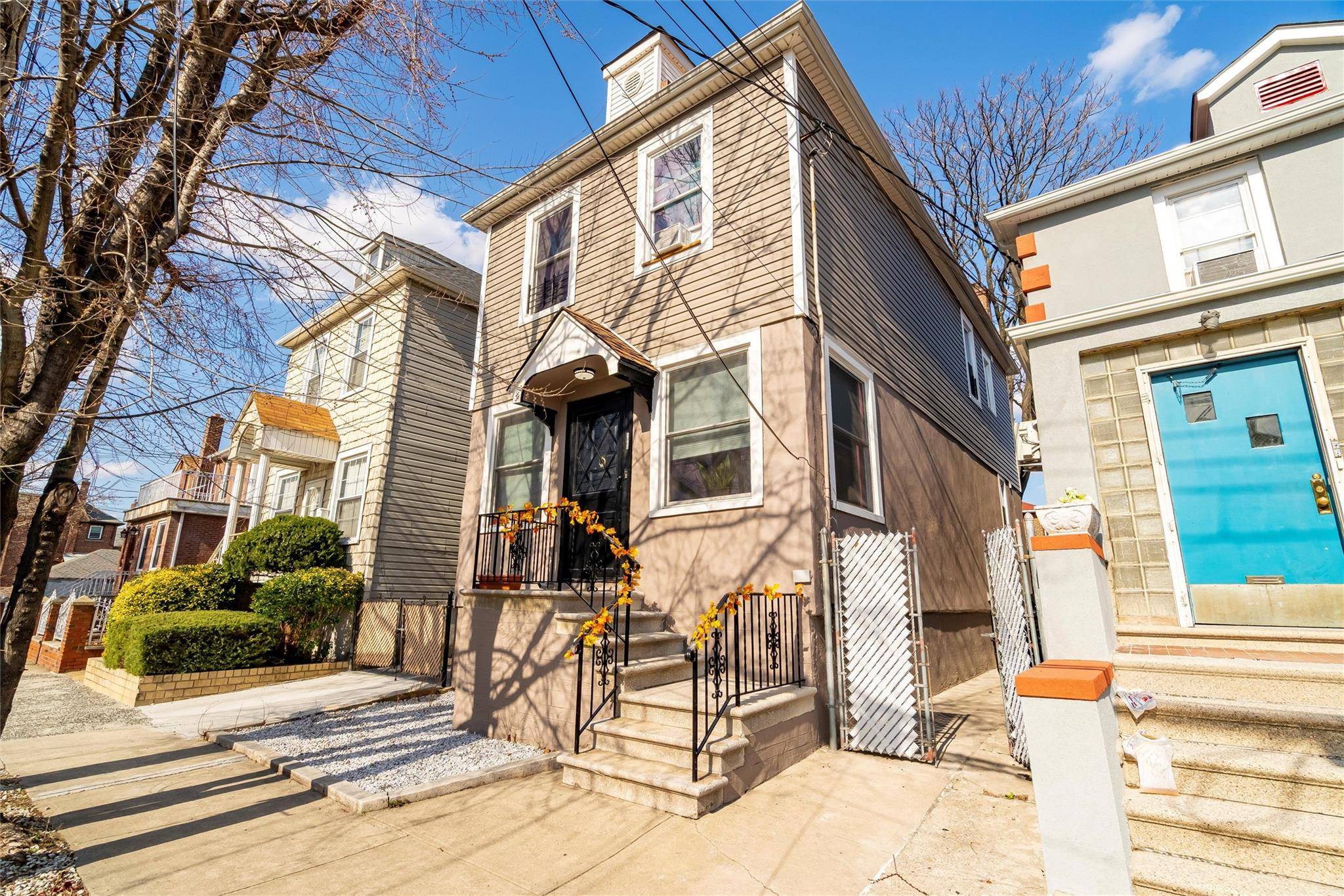 MOVE IN Ready single family home in the heart of Morris Park !