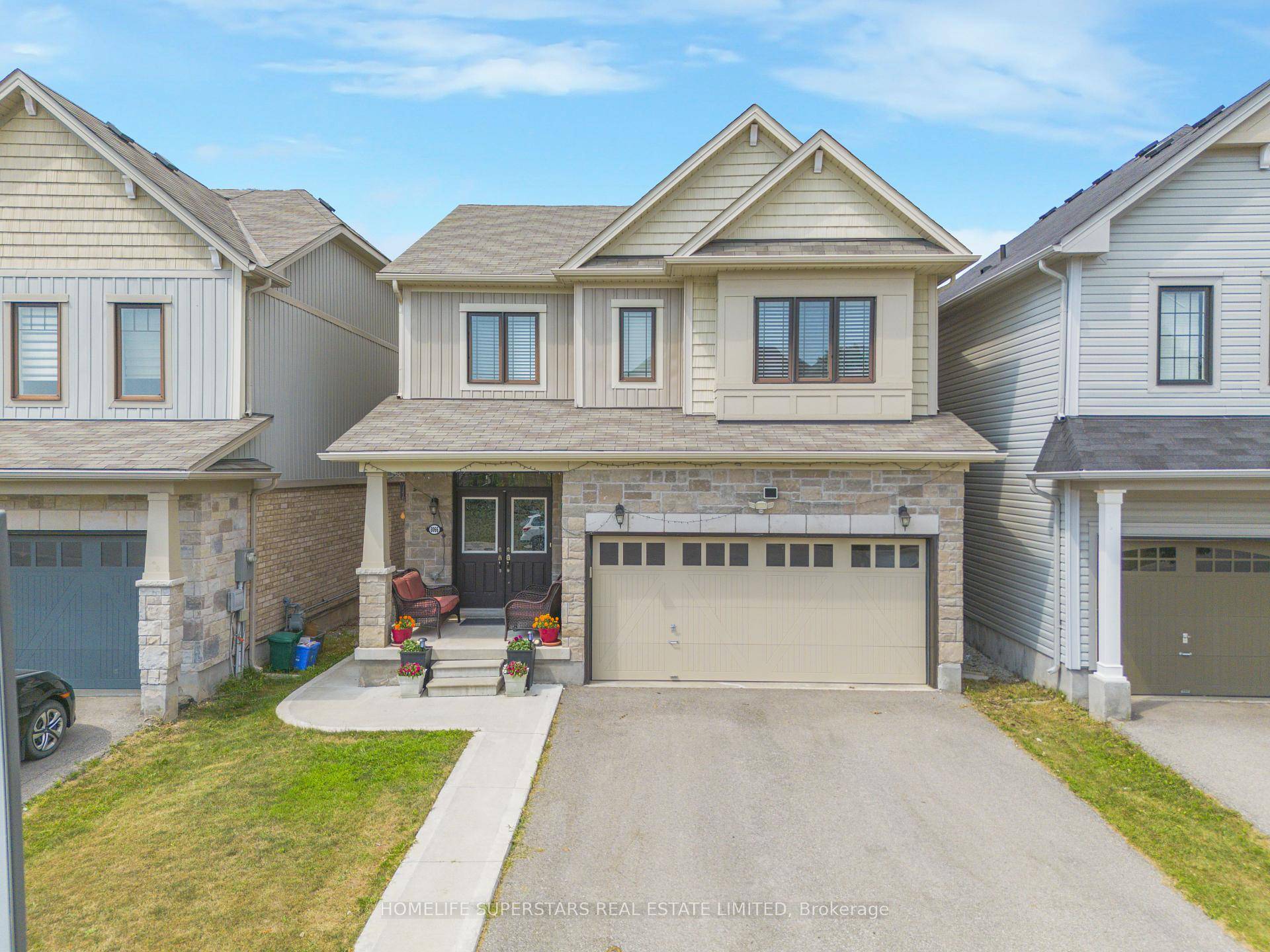 Welcome to this beautiful and spacious detached home, perfectly located in a highly sought after area.