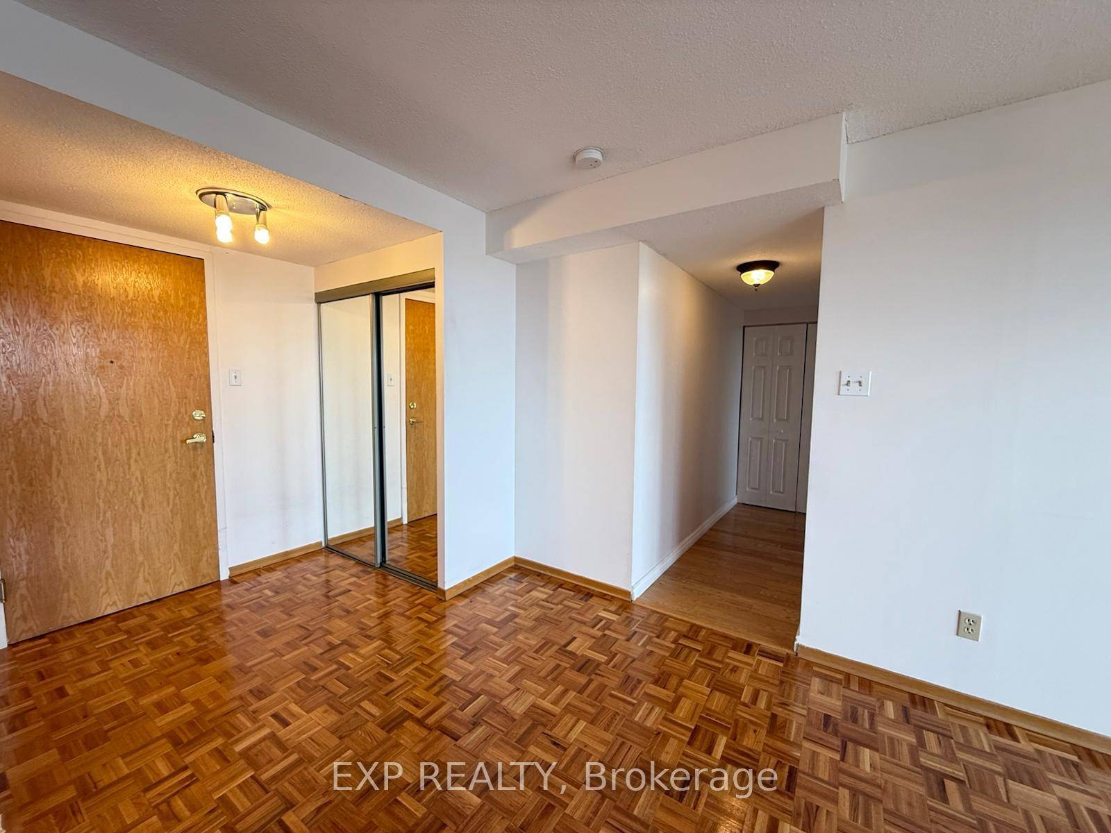 Fantastic Location ! This 2 bedroom, 2 bathroom apartment is located in a well established neighborhood.