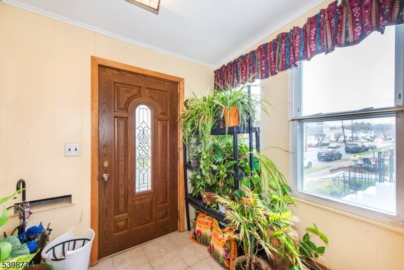 Attention investors ! Amazing opportunity for a well maintained multi family home with immediate occupancy !