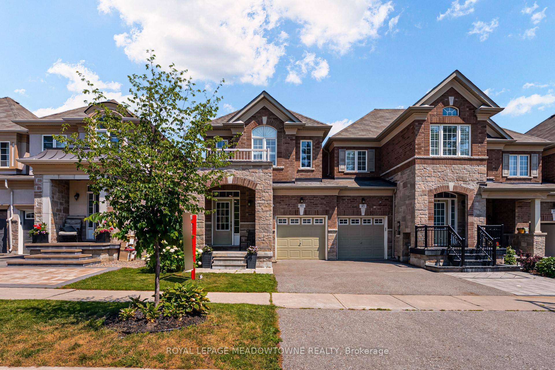 Sophisticated Style Meets Smart Investment Welcome to this exceptionally upgraded, sun filled end unit freehold townhouse nestled on a quiet, upscale crescent in one of Georgetown's most sought after neighborhoods.