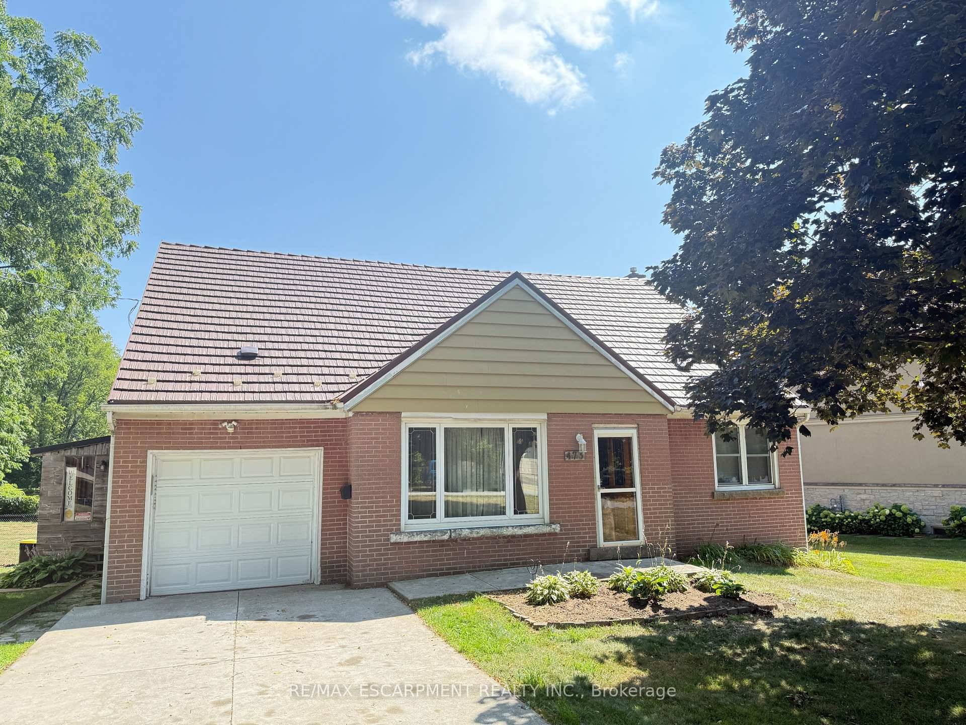 Welcome to 473 Hamilton Drive Located in One of Ancasters Most Sought After Prestigious Neighbourhoods.