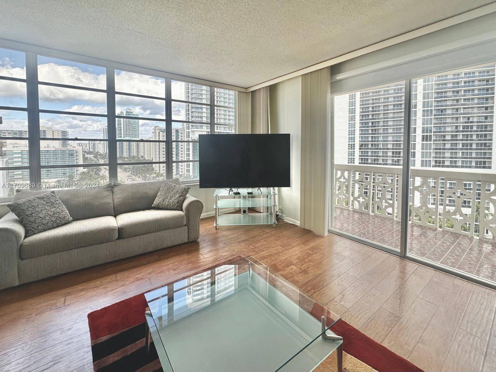 Stunning 2 big bedrooms and 2 full bathrooms corner PENTHOUSE with breathtaking views.