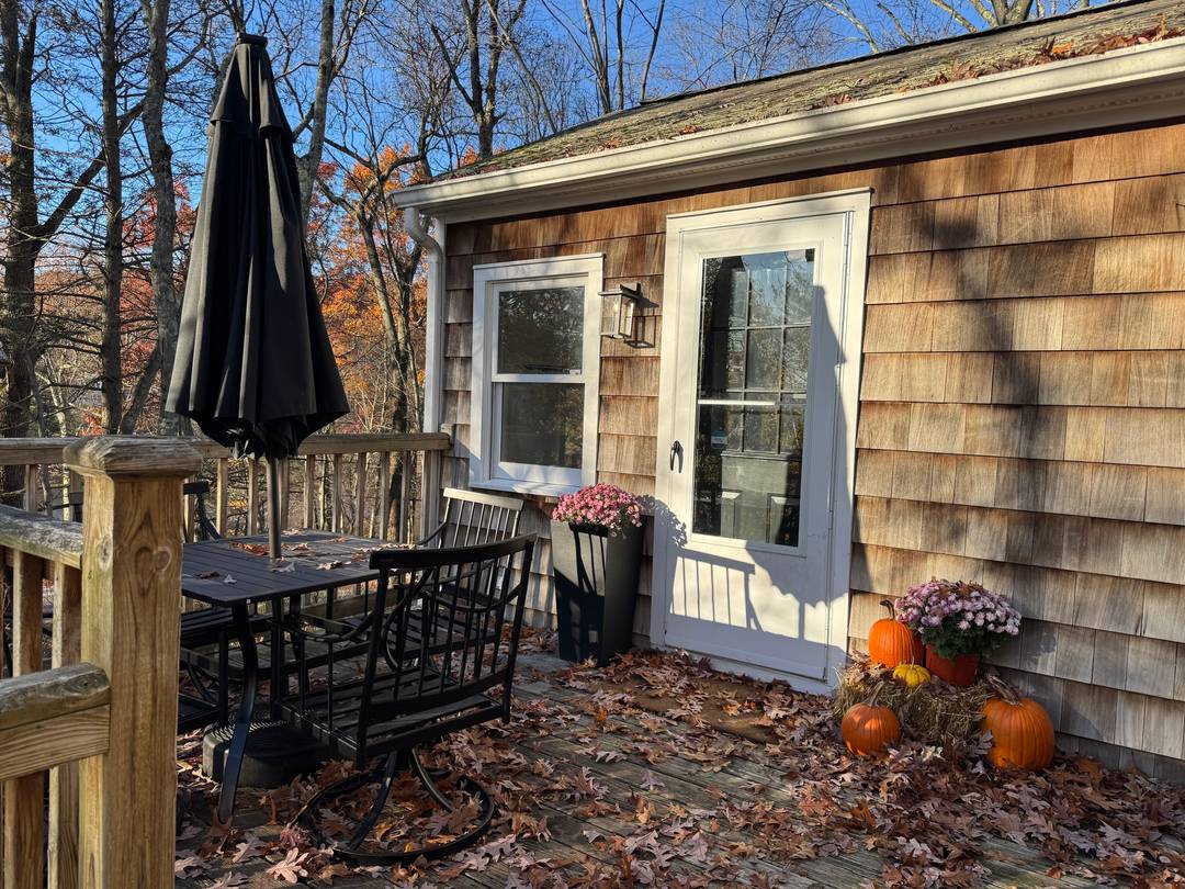 In town home for rent. Private and very convenient near NVT and Horseshoe Pond.