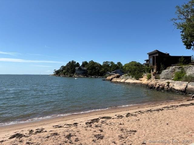 Quintessential, fully furnished summer home, directly on the Long Island Sound !