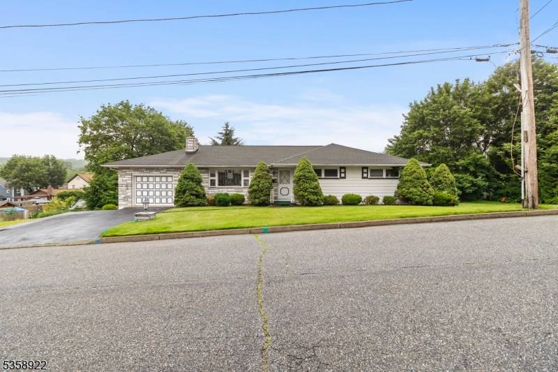 Introducing this charming ranch style home in the heart of Netcong, ideally located just minutes from Route 80 and the scenic shores of Lake Hopatcong.