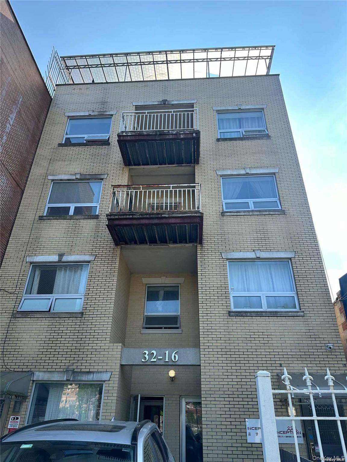 Commercial For Sale. Amazing commercial unit in the north Flushing, low tax and HOA, close to all.