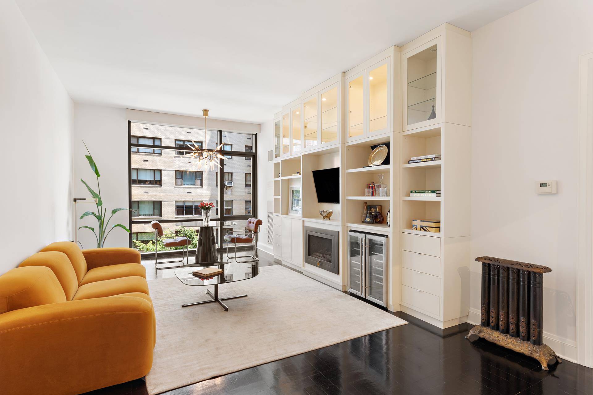Exquisite 1010 SF one bedroom apt.