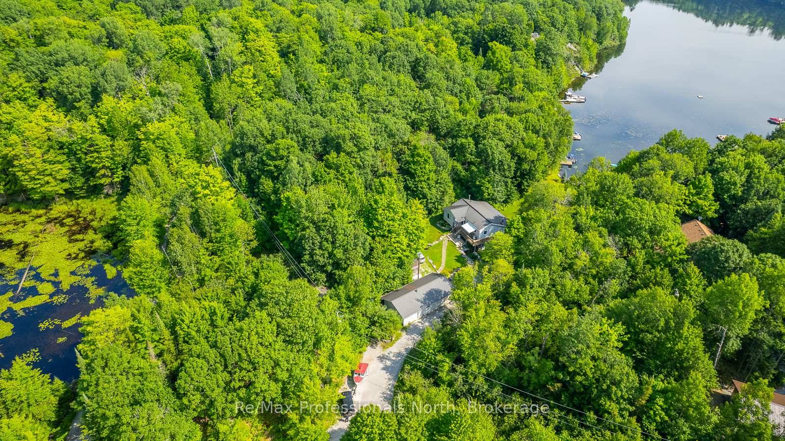 YEAR ROUND COTTAGE OR HOME ON A PRIVATE LOT WITH 100 FEET OF WATER FRONTAGE ON LITTLE BOB LAKE !