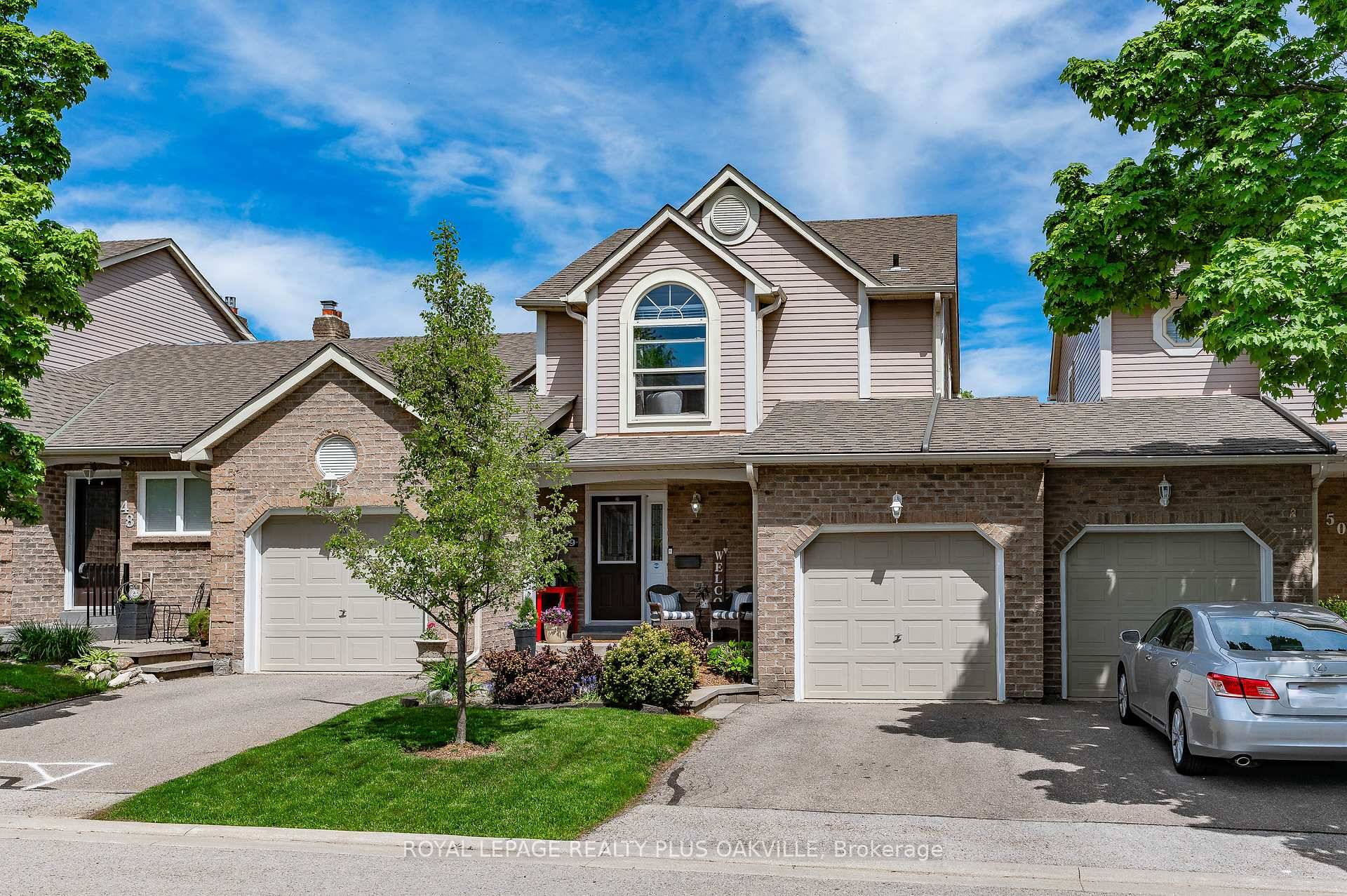 Welcome to New Port Village, an upscale enclave of townhomes nestled in the south east Burlington neighbourhood of Elizabeth Gardens.