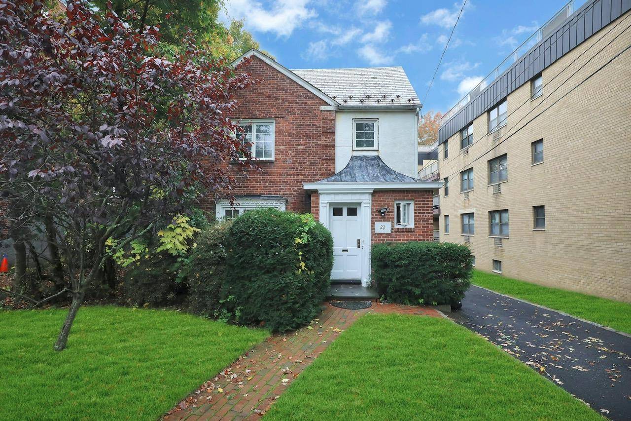Just Reduced Like A House with private parking you will find this 2 beds 1 bath apartment with a large balcony in the heart of GN walk to train, park ...