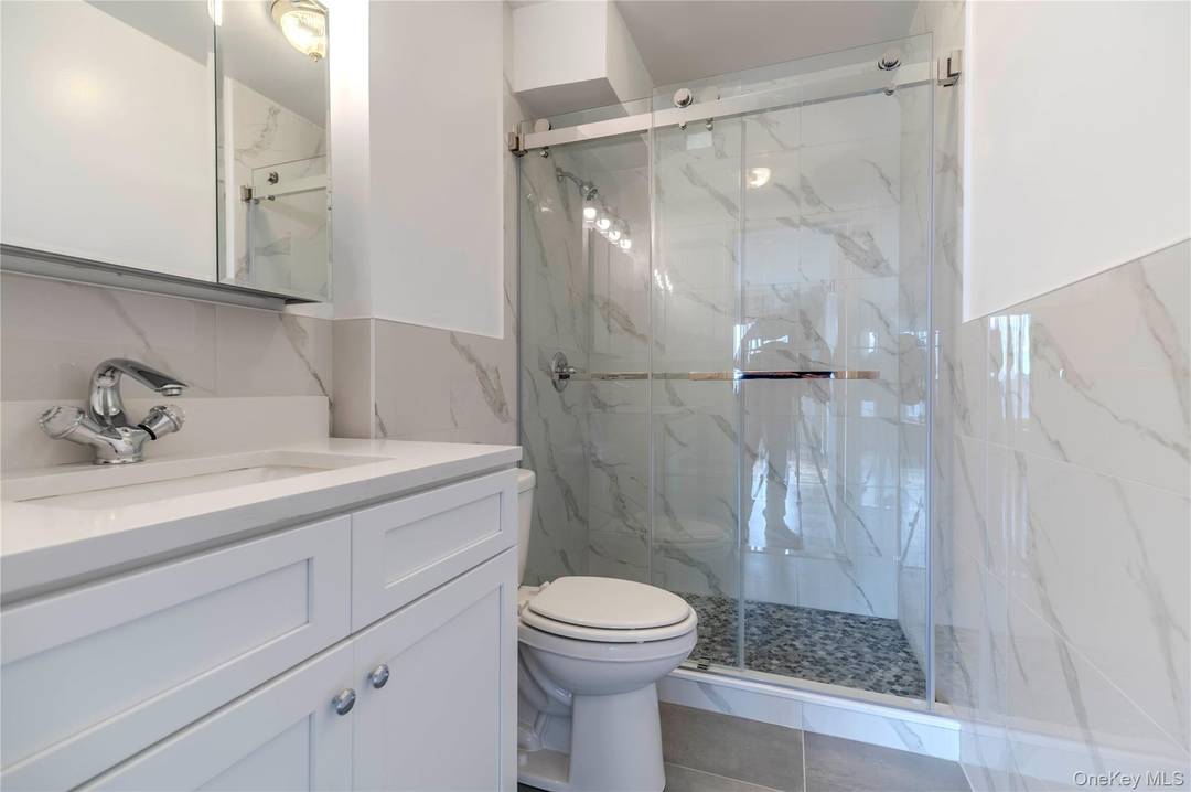 Experience luxury waterfront living at the Cryder House, Beechhurst s premier 24 hour doorman cooperative.