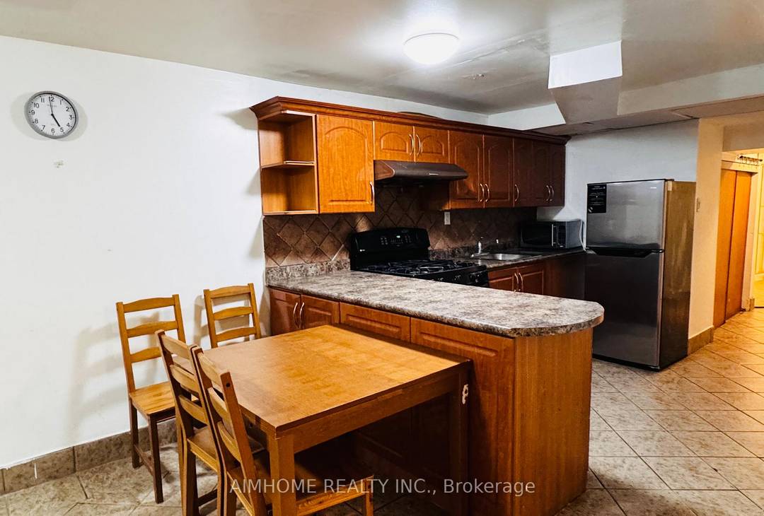 Big Spacious 3 BEDROOM Large living Room, Big Natural Light Throughout, Close To 401 amp ; 404.