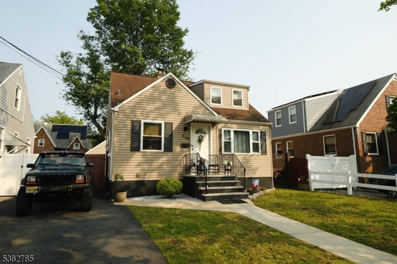 Meticulously maintained cape cod !
