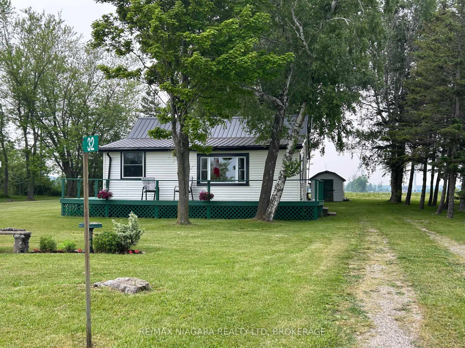 Enjoy the lake life when you own this adorable 3 bedroom cottage on the bluffs of Lowbanks over looking historic Gull Island !