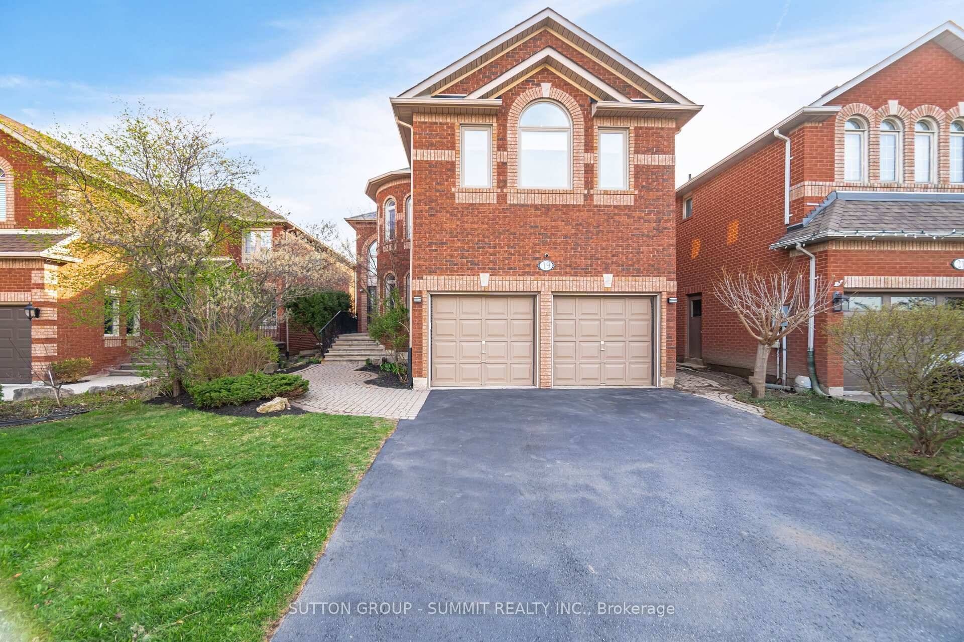 VIRTUAL amp ; 3D TOUR Welcome to 19 Miller Dr, a beautiful and spacious executive home located in sought after Georgetown South.