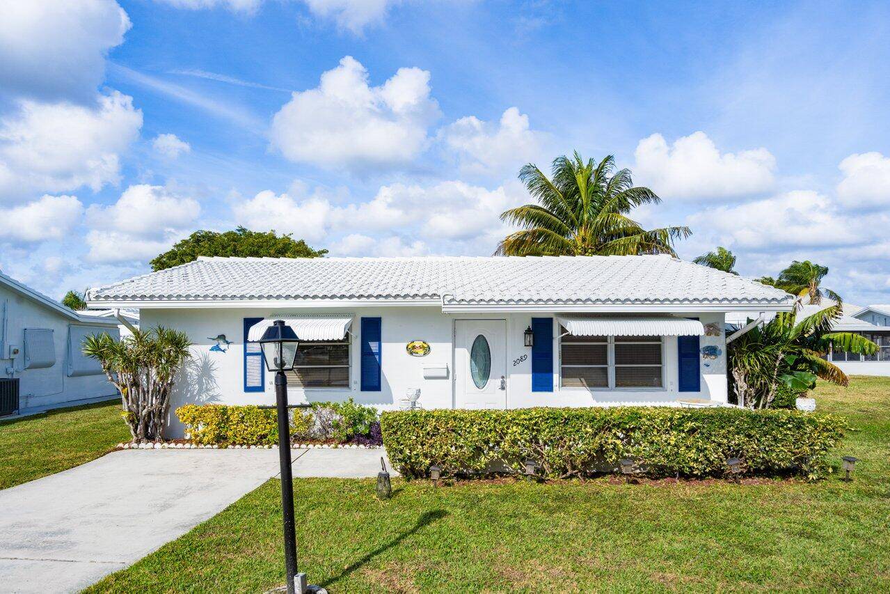 Come visit this beautifully kept home which features 1 Bedroom 1 Bathroom Den fully furnished.