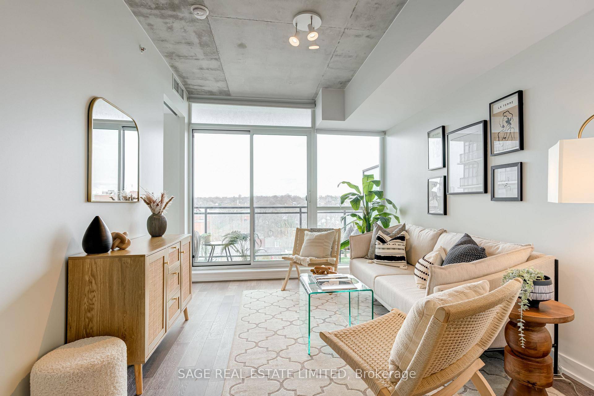 This is the Leslieville loft you've been waiting for, and you're going to fall in love !
