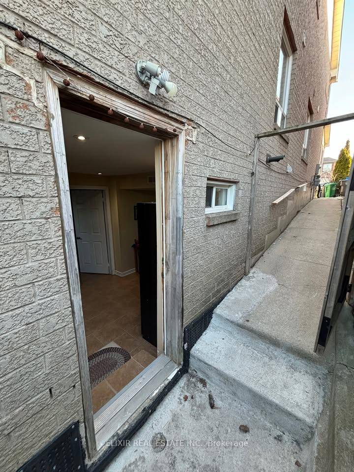 Available October 1st, this bright and spacious 1 bedroom, 1 bathroom basement unit on Lonestar Crescent offers comfortable living in a family friendly Brampton neighbourhood.