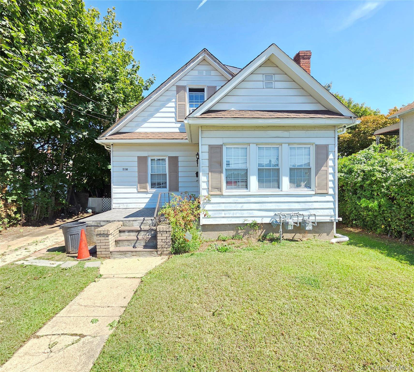 Detached 1 family house, 5 bedrooms with Lots of potential sitting on 40 X 96 Lot Size Private driveway huge backyard.