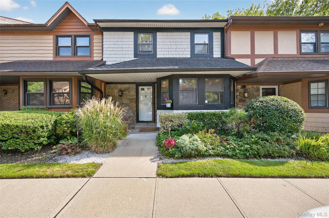 Enjoy a country club lifestyle in the desirable Woodbury Village Community with Syosset Schools offering an outdoor pool, tennis, pickleball courts amp ; playground !