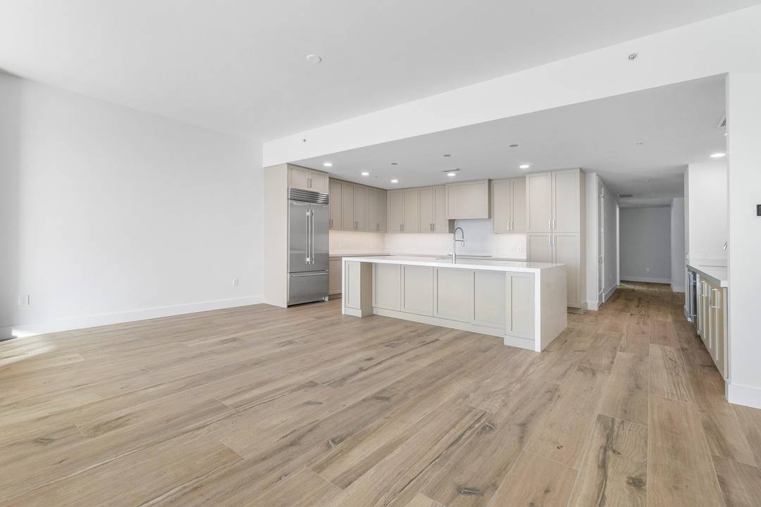 Experience the ease and beauty of yacht club living.