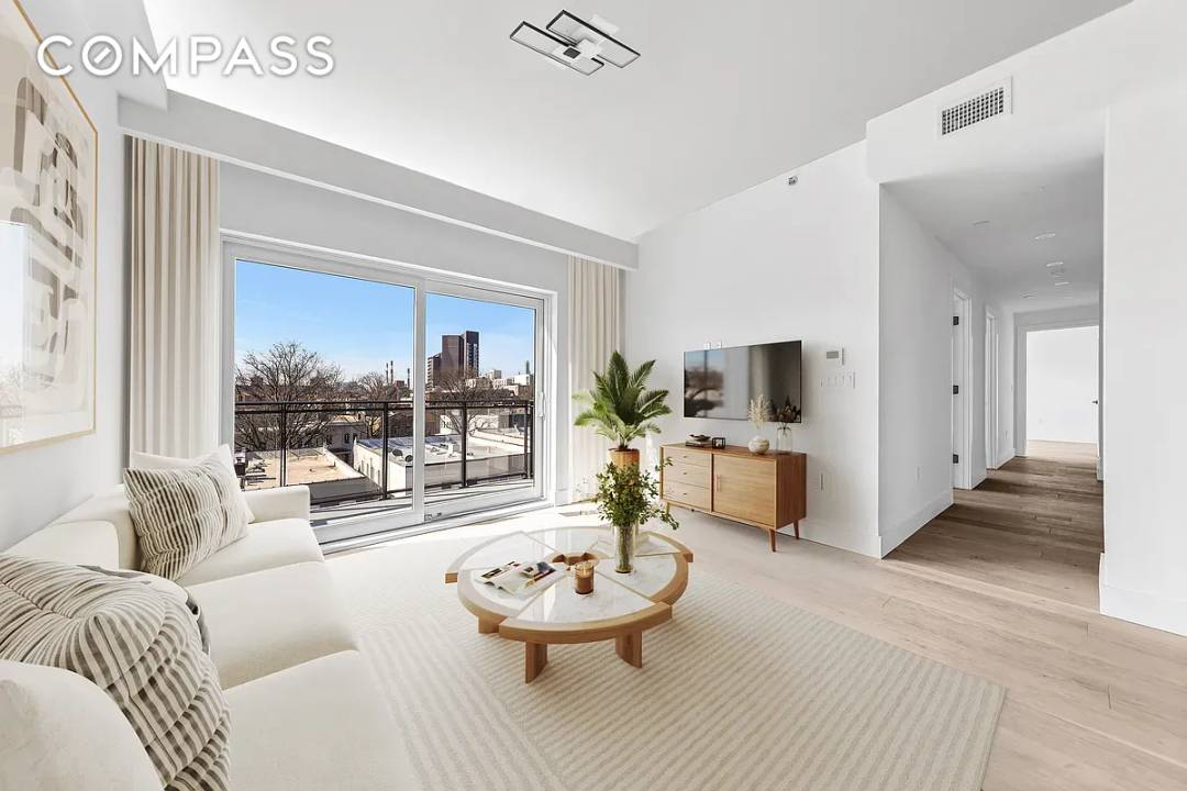 Bright and Modern 2 Bedroom Condo at The Bennett Open Layout, High End Finishes Welcome to The Bennett, a beautifully designed 2 bedroom, 2 bathroom residence that perfectly balances modern ...