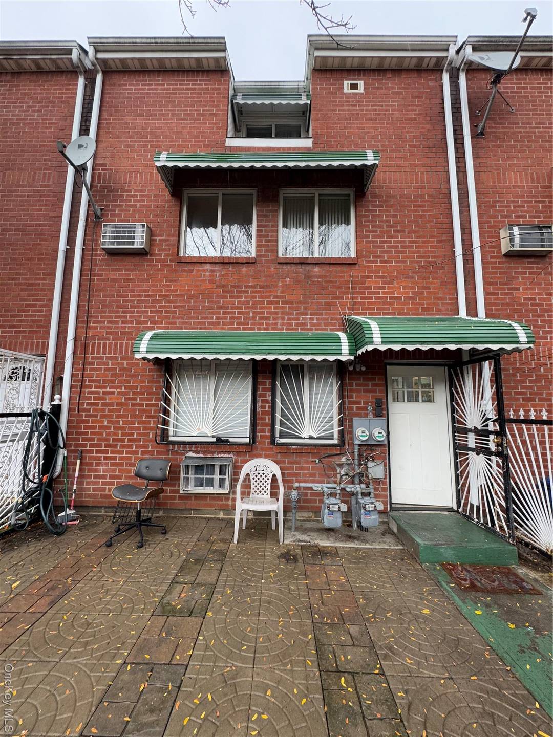 Beautiful maintained home located in the Baychester Vicinity of the Bronx.