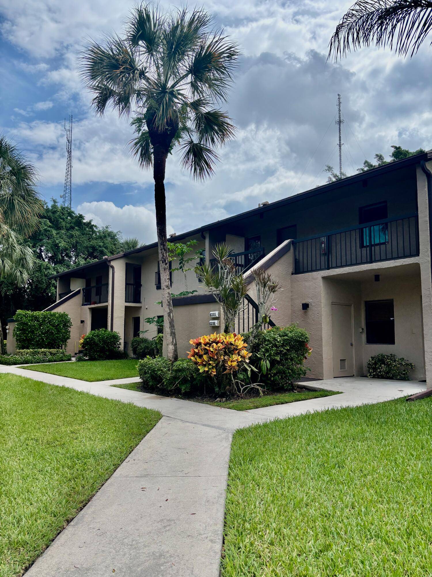 This immaculate and sunny first floor END UNIT condo has two en suite bedrooms with walk in closets.