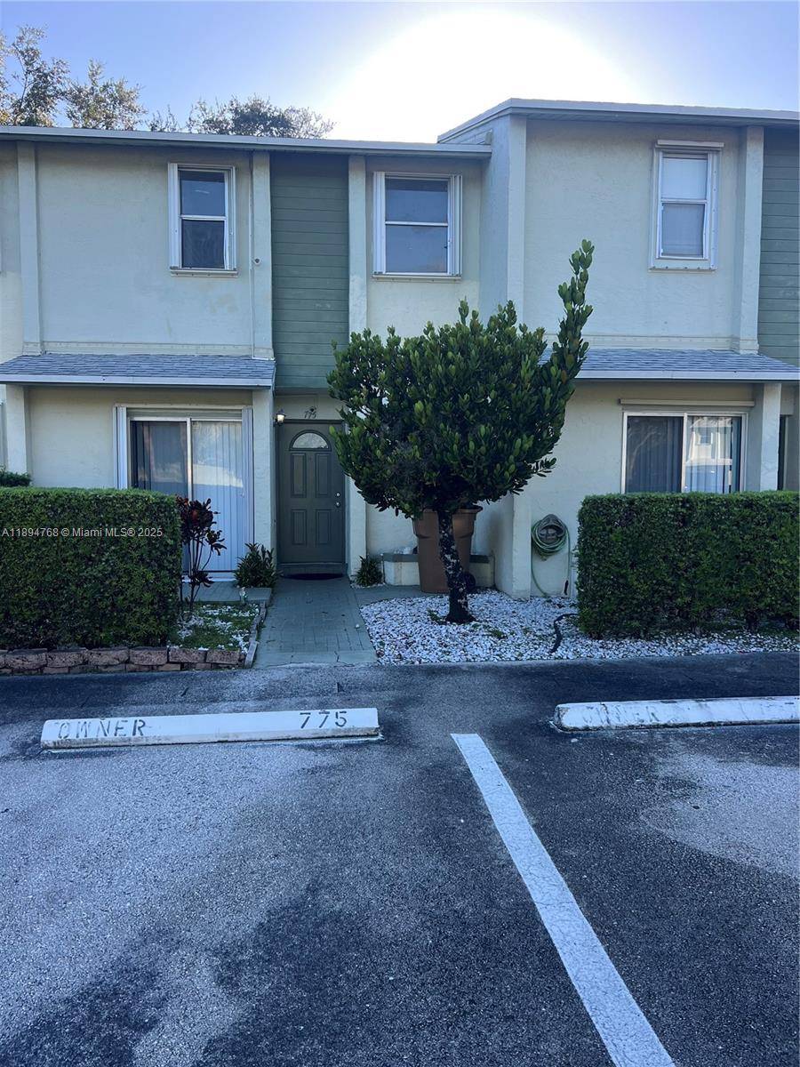 location, nice townhome 2 master bedrooms and 2 master bathrooms, half bathroom in the first floor, quiet neighborhood and very close to I 95, nice pool, HOA include cable, water, ...