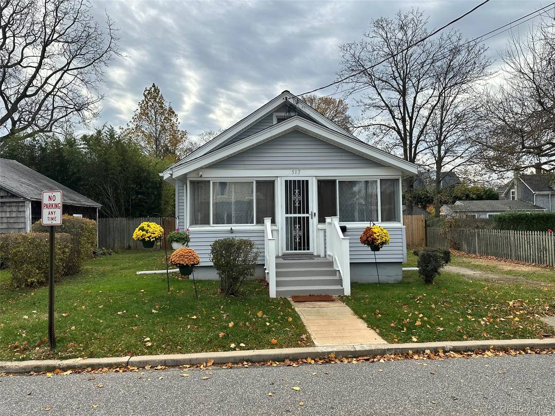 Discover the charm of this beautifully maintained 2 bedroom, 1 bath home located in the heart of Greenport, NY.