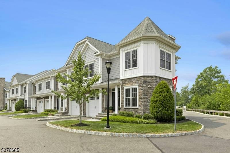 WELCOME HOME to this EASY transition !