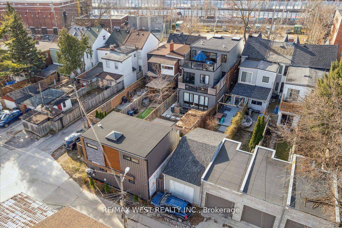 Multi Generational Opportunity with LANEWAY Suite.