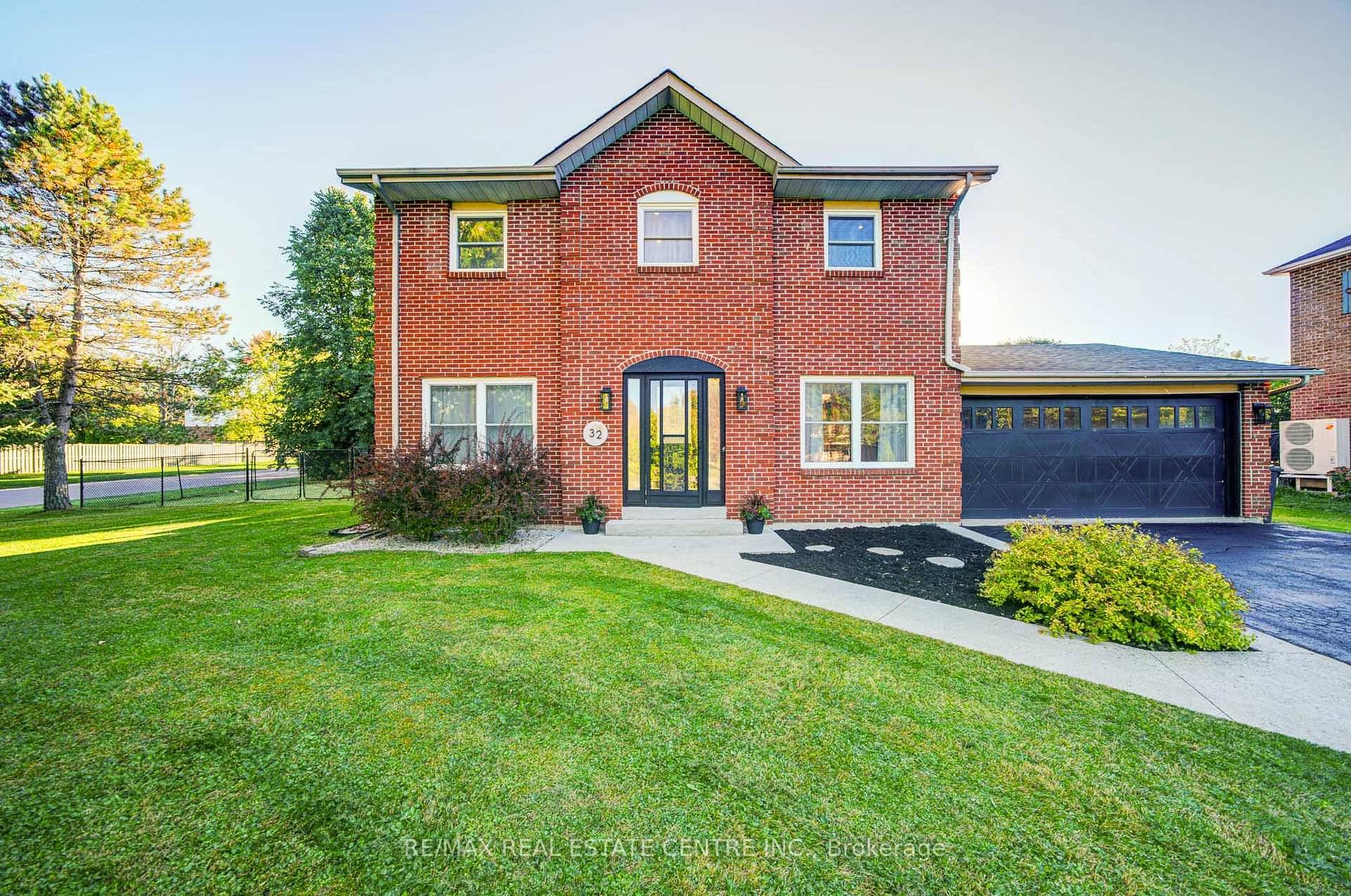 Welcome to this charming detached home right in the heart of Caledon in the picturesque village of Alton.