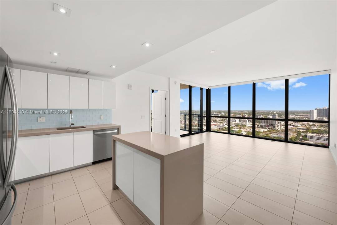 Experience the pinnacle of Downtown Miami living !