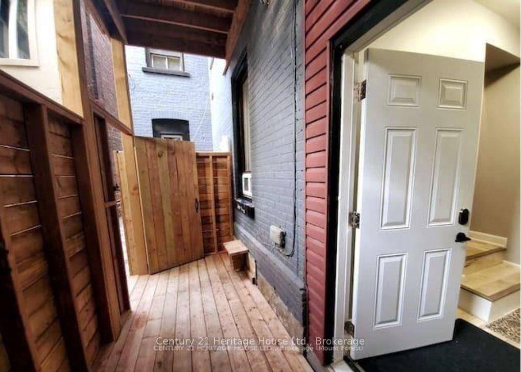 Welcome to Unit C 210 Wilson Street, a newly renovated one bedroom, one bathroom unit located in the heart of Hamilton's vibrant Lansdale neighborhood.