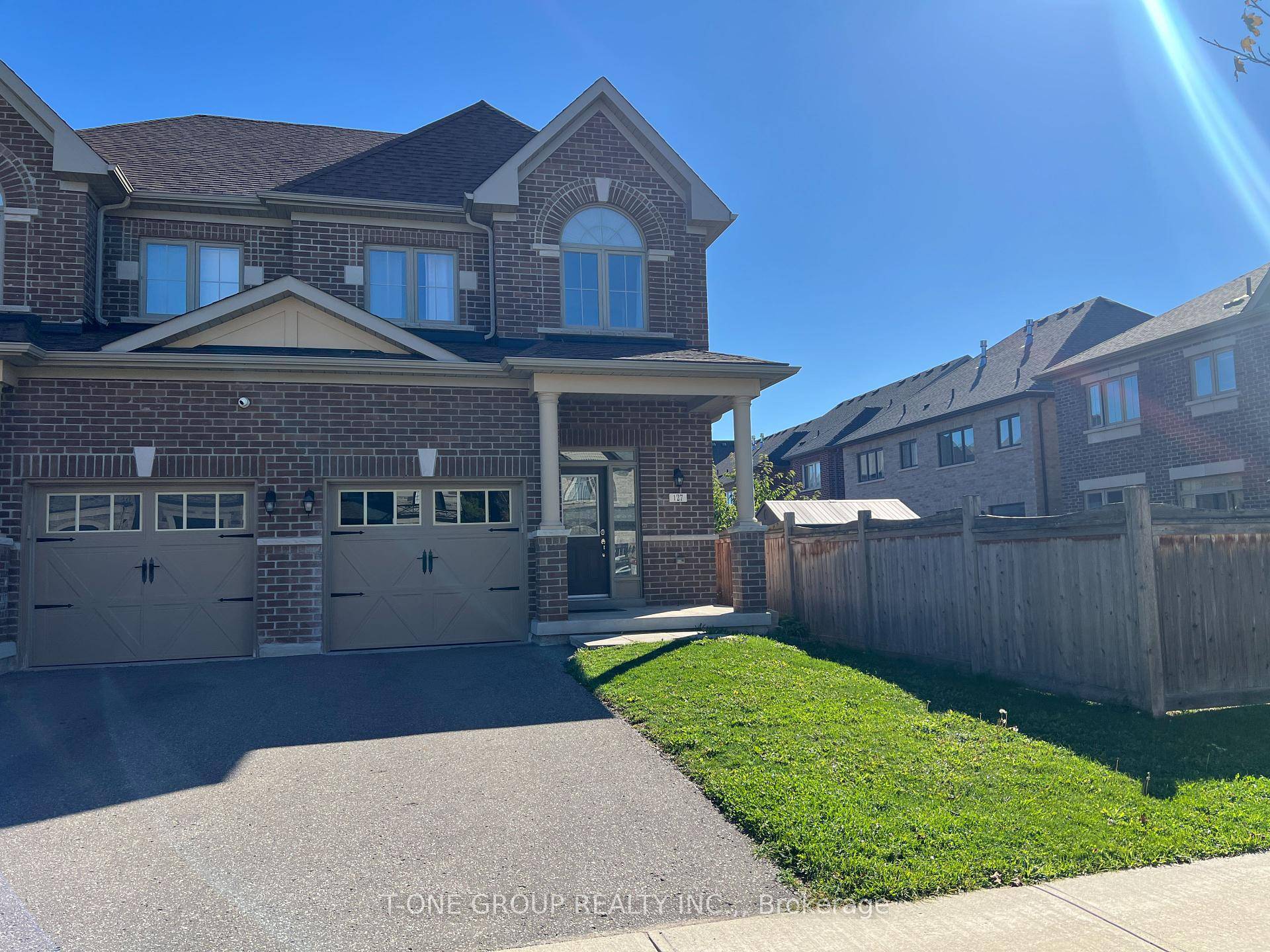 Stunning 3 bedroom, 2. 5 bath semi detached home in East Gwillimbury Mt.