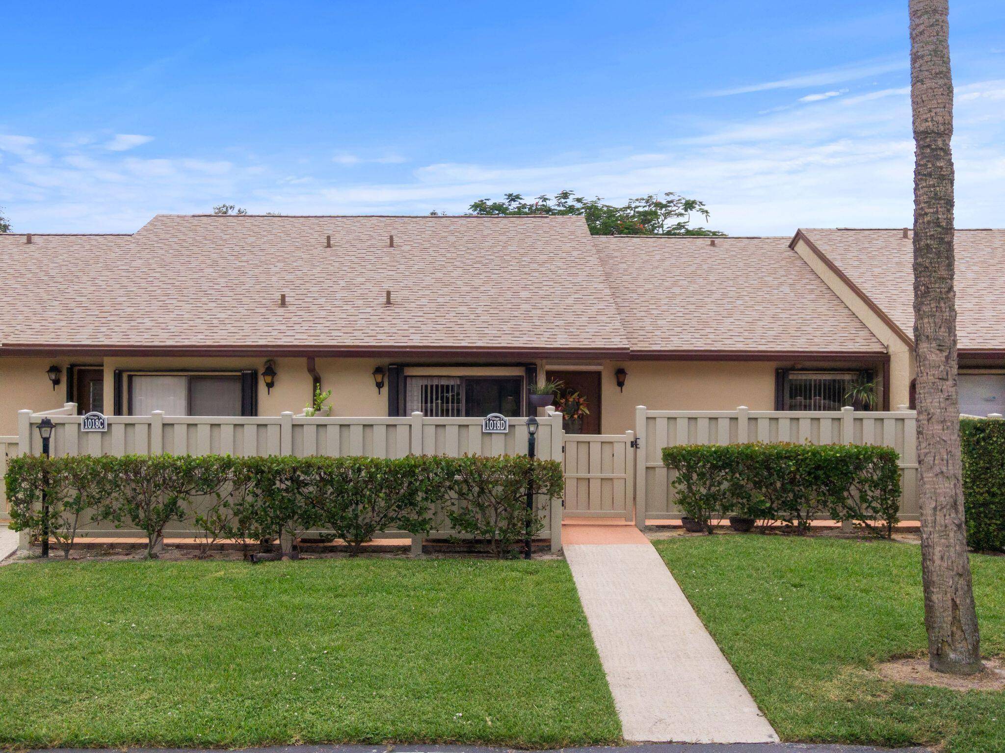 Welcome to your dream villa in the heart of West Palm Beach's desirable Palm Club community !