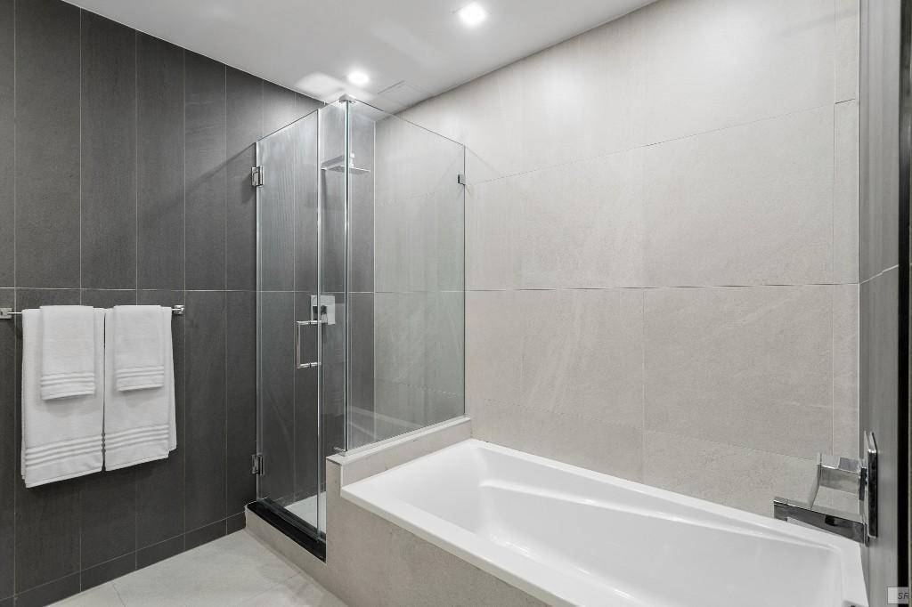 Welcome to Blackstone Parc, an exquisite and sophisticated new rental building that presents expansive, open floor plans and an abundance of amenities to enhance the lives of its residents.