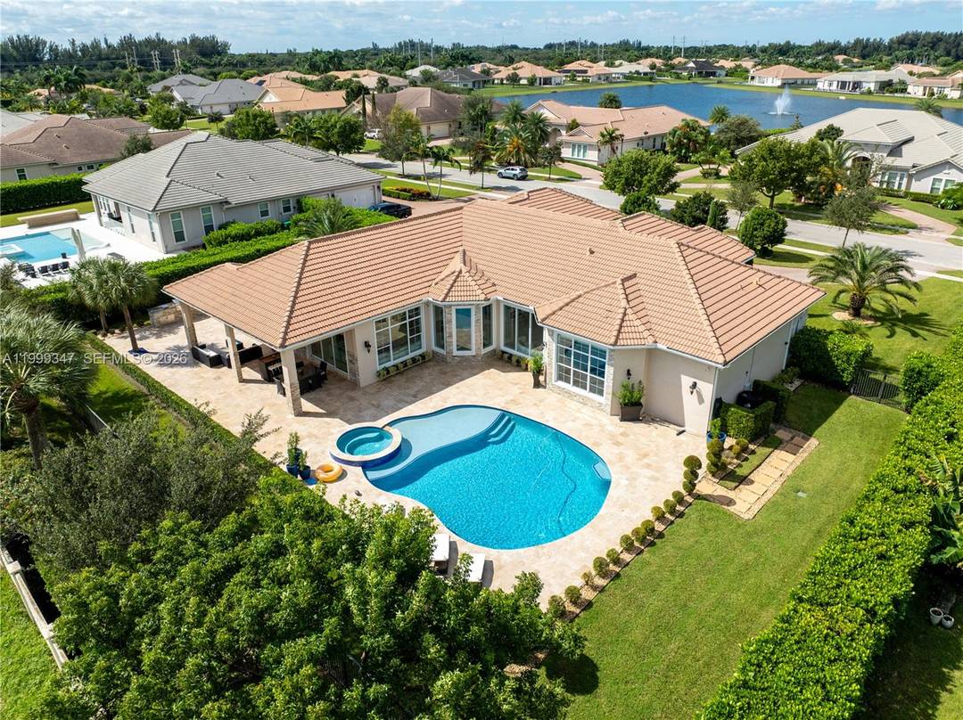 Discover this elegant residence in the heart of Davie, Florida.