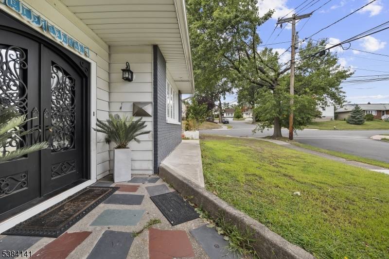 Gorgeous Split Level home FOR RENT ?