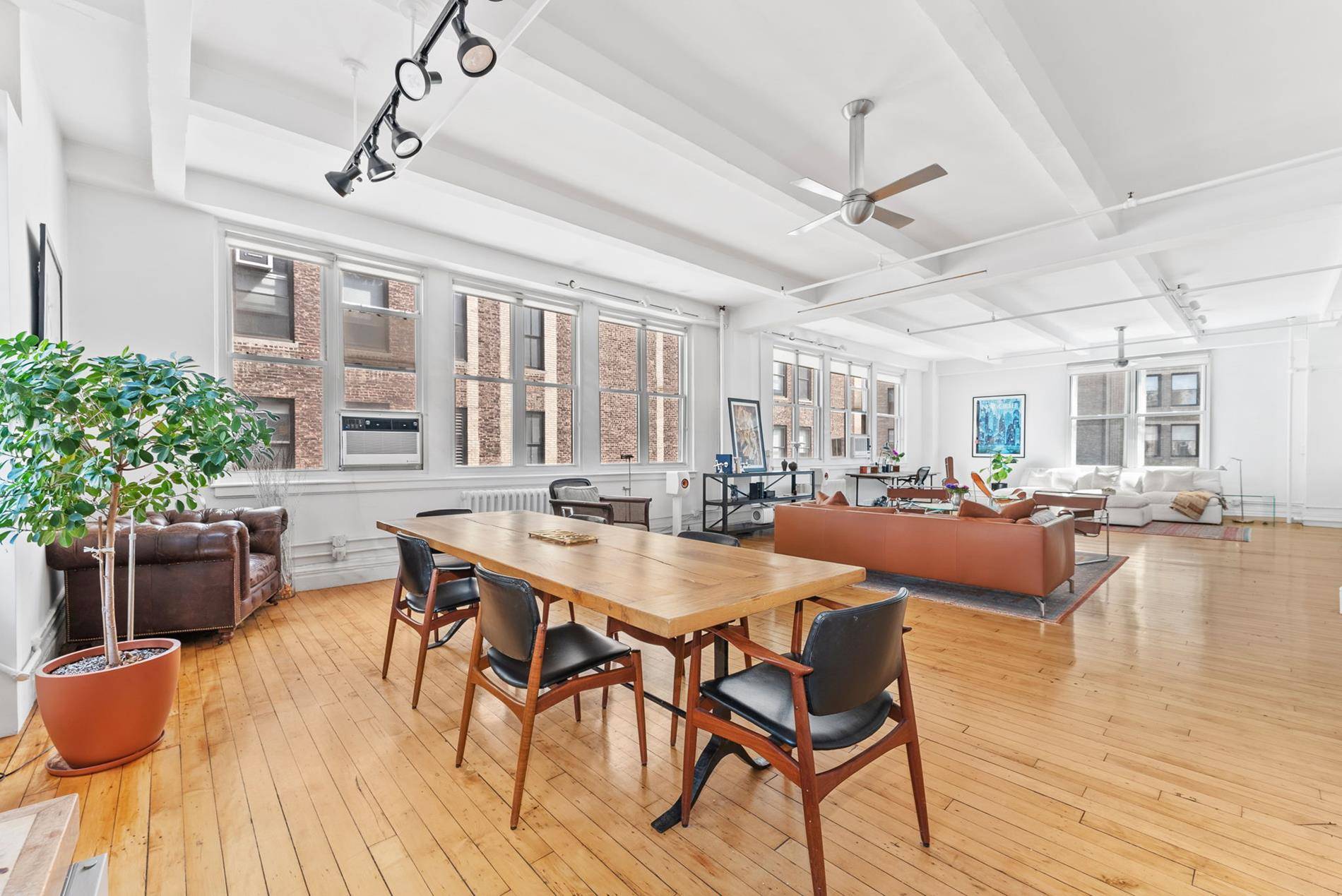 11R is a 2, 088 SF pre war condo loft, situated well over a hundred feet above idyllic 20th Street in the heart of the Flatiron District.