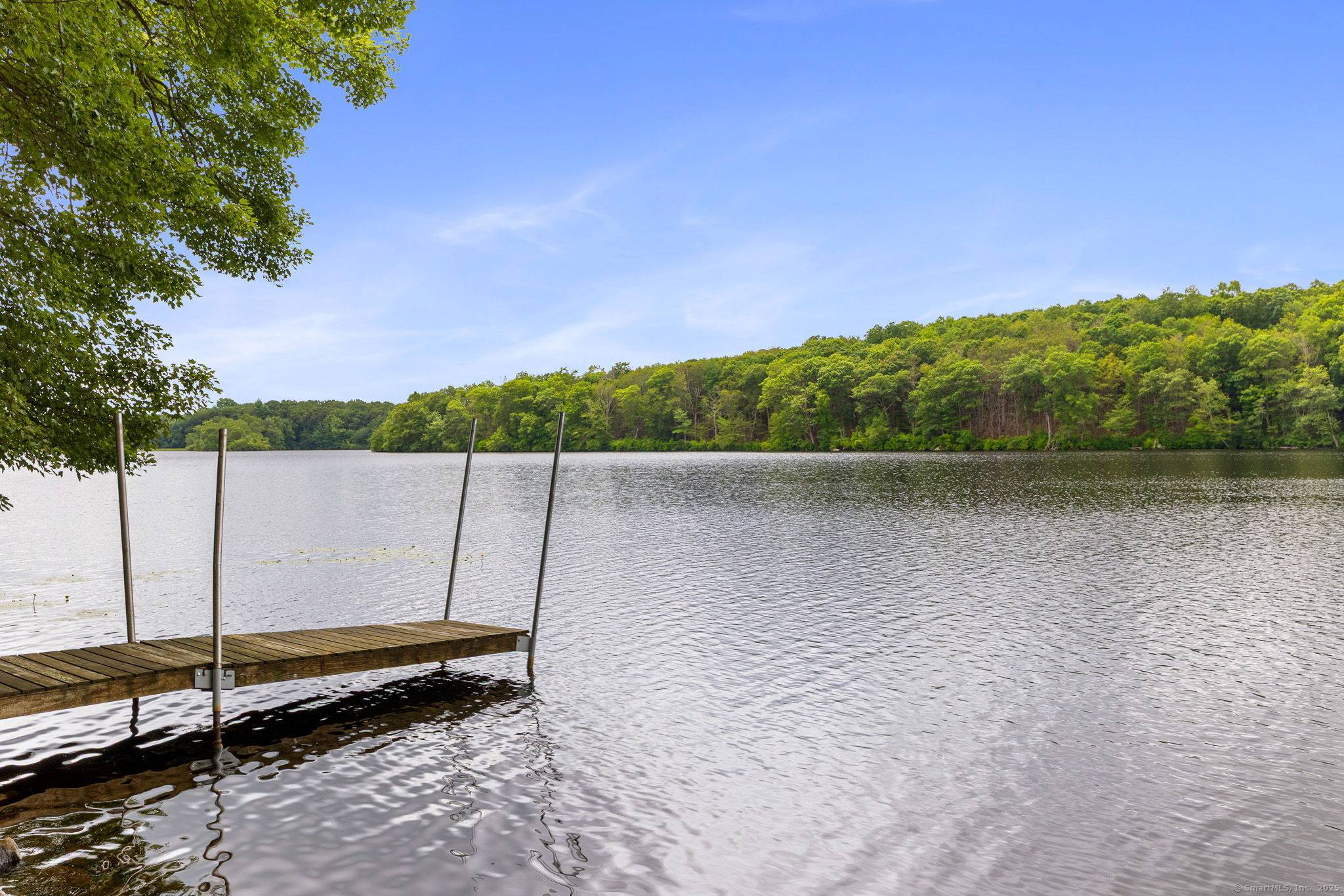 Welcome to your dream lakefront getaway !