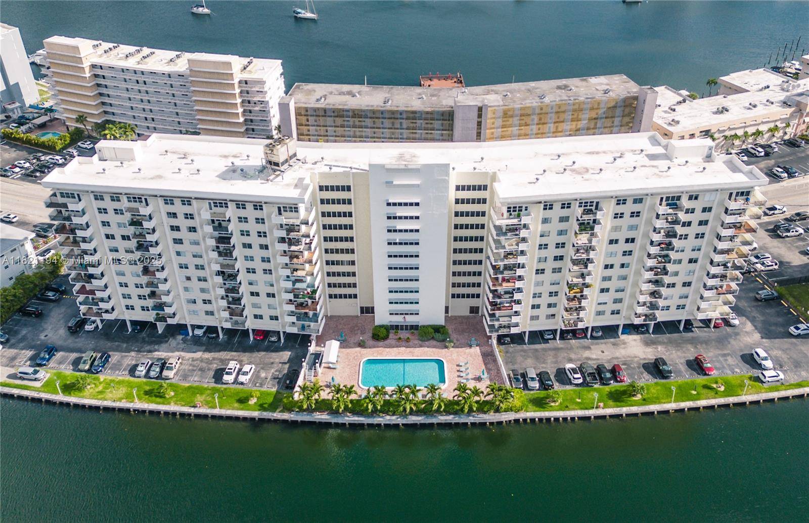 LOCATION ! Beautiful and huge Condo for Sale in Hallandale Beach.